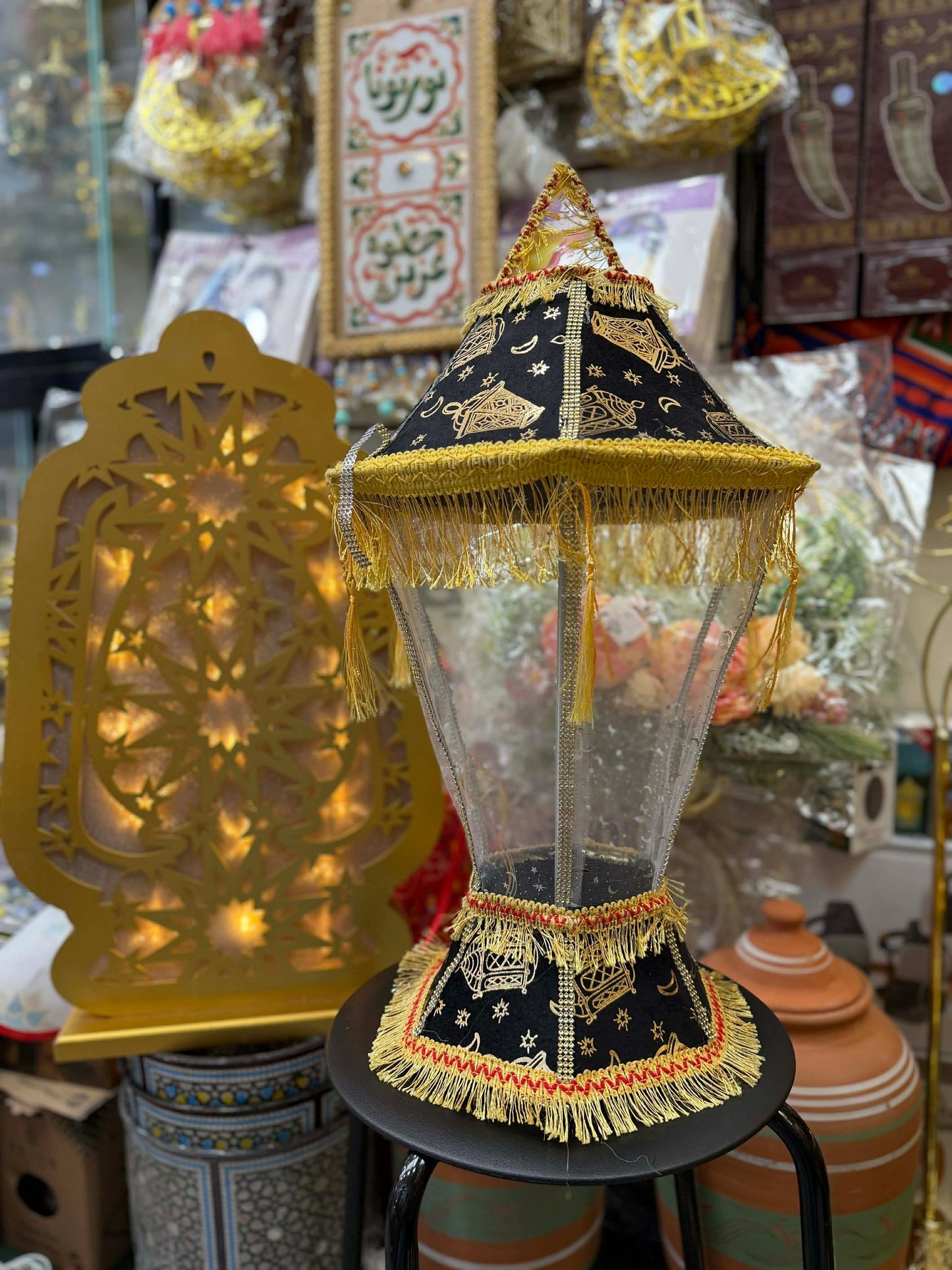 Black and gold Fanoos sings and lights up