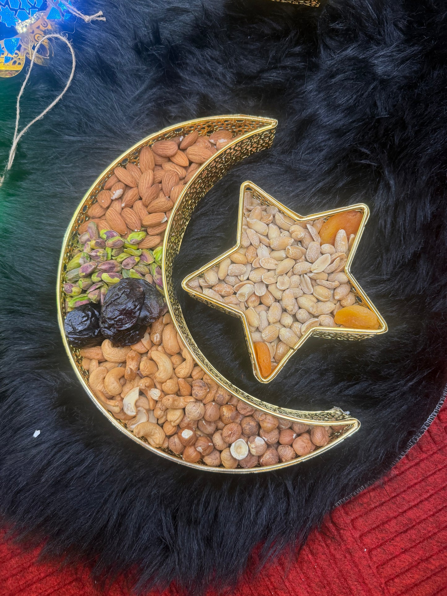 Crescent and moon nuts holder